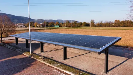 Pensilina per auto con pannelli solari Pensilina per auto con pannelli solari